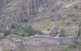 Le complexe monastique de Gndevank depuis le sud-est.