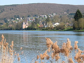 La Meuse, le prieuré et le village de Godinne