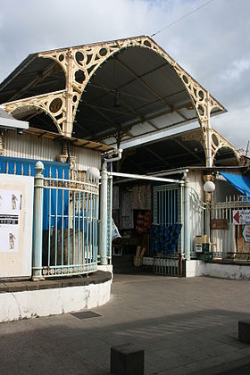 Vue du porche principal du grand marché de Saint-Denis