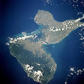 Image satellite de la Guadeloupe avec Basse-Terre au premier plan.