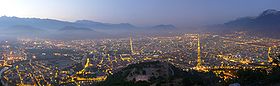 Vue de nuit sur Grenoble et ses environs depuis la Bastille