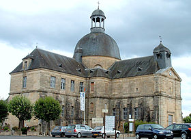 Hôpital d'Hautefort - À droite, la nef de l'église, au centre la rotonde avec son dôme et un pavillon, et à gauche, la salle du Saint-Esprit