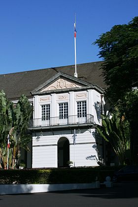 Vue de la partie centrale de la façade de l'Hôtel de préfecture de La Réunion.
