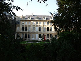 la façade classée rue Eugène-Desteuque.