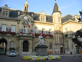 La statue de Jacques Amyot, devant l'hôtel de ville.