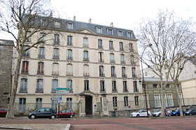 Vue de la façade de l'hôtel, le mur sur la gauche est celui des réservoirs, à droite on aperçoit l'hôtel du Garde-Meuble.