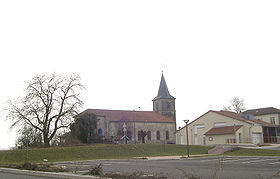 L'église Saint-Epvre et l'école communale (à droite)