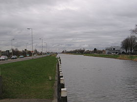 Vue sur le canal près de Hellevoetsluis