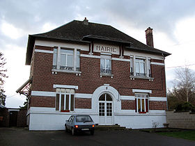 La mairie est juste en face de l'église, de l'autre côté de la rue.