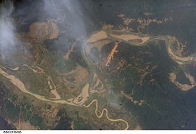 Vue satellite. On distingue l'aéroport (trait rose) et les méandres de l'Uyu qui se jette dans le Chindwin. (Le Nord se trouve en haut à droite.)