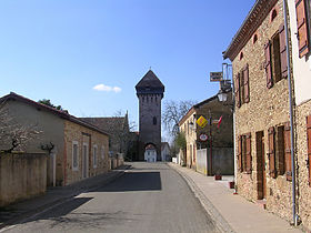 Rue centrale d'Hontanx et clocher-tour du XIVe siècle