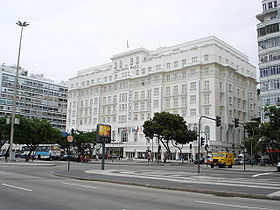 Le Copacabana Palace sur l'Avenida Atlântica (l'avenue atlantique) face à la célèbre plage de Copacabana