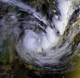 Image satellite du cyclone Hyacinthe le 25 janvier 1980 ; l'œil est situé entre Madagascar (sur le bord gauche de l'image) et La Réunion et Maurice (au centre, non visibles).