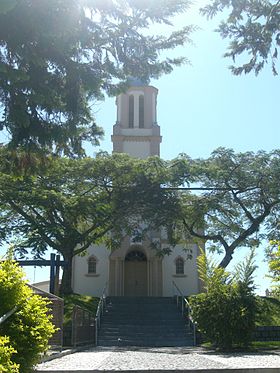 Église de Águas Mornas et la place Evaldo Carlos Lehmkuhl
