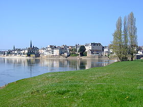 Vue générale d'Ingrandes (Maine-et-Loire) (La Loire à gauche et la boire de Champtocé à droite).