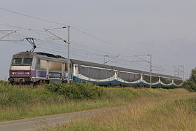 Un Interloire de nos jours en composition de base : 5 voitures Corail Interloire rénovées, BB 26002 en livrée « en voyage » en tête. Mai 2011.