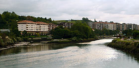 L'Île des Faisans vue depuis le pont international sur la Bidassoa. À gauche Irun (Espagne) ; à droite Hendaye (France)