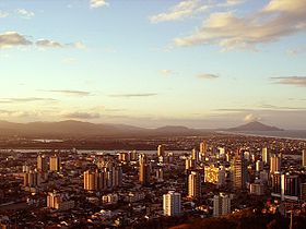 La ville d'Itajaí au soleil couchant