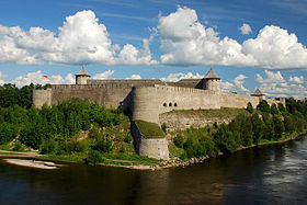 La forteresse d'Ivangorod sur le bord du fleuve Narva.