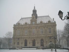 La mairie d'Ivry-sur-Seine, sous la neige, en février 2005.