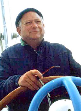 Jack Vance à bord de son bateau en 1980