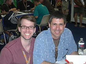Eric Nylund (à droite) en compagnie de Joe Staten en 2007