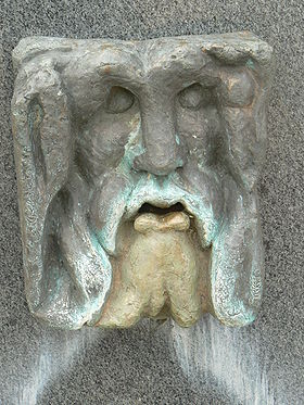 « Dieu barbu », bronze de Laurent Semerie.  Fontaine située sur le côté de l'église, avec la représentation du dieu Océan, symbole de la commune.
