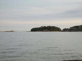 Les 3 îles Kääarmeluodot (de droite à gauche île Nord, Ouest et Est) vues depuis Lauttasaari.