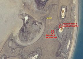 Les villages de Kantubek et Vozrozhdeniye sur l'île de Vozrozhdeniya en mer d'Aral. D'après une photo satellite de la NASA prise le 8 novembre 1994.