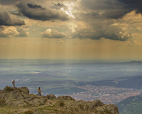 Panorama sur la plaine de Thrace et la ville de Sliven d’un promontoire du Grand Balkan