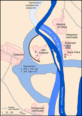 Schéma de la zone archéologique de Séleucie du Tigre (à gauche), au centre la ville circulaire de Coche d'époque sassanide longtemps confondue avec Ctésiphon. On observera les importantes divagations du lit du Tigre.
