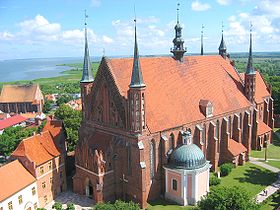 La cathédrale de Frombork devant l'estuaire de la Vistule