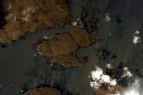 Image satellite de l'île Mac Murdo (centre gauche) et de l'île Briand (centre droit) avec une partie de l'île Howe (en haut).