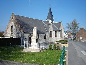 Le centre du village, avec l'église et le monument aux morts.