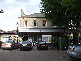 Kew Gardens stn building.JPG