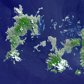 Image satellite de Komodo (à gauche), de Rinca (à droite) entourée par d'autres îles.