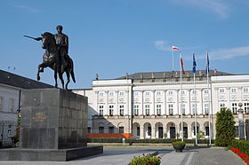 Le palais Koniecpolski et, au premier plan, la statue équestre de Józef Antoni Poniatowski due à Bertel Thorvaldsen.
