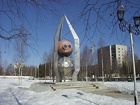 Mirny : monument commémorant le lancement du vaisseau spatial Kosmos-2000 depuis le cosmodrome de Plessetsk, le 2 février 1989.