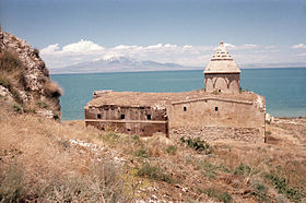 Le monastère vu depuis le sud(gavit à gauche, Sourp Karapet à droite).