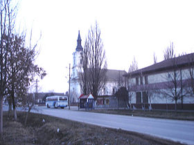 La rue principale et l'église orthodoxe serbe de Kumane