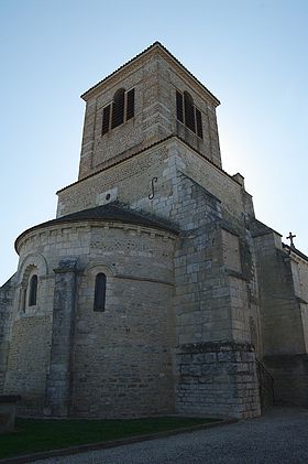 Vue de l'église Saint-Priest de Sandrans