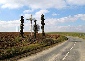 Le calvaire non loin du village, sur la route d'Arquèves.