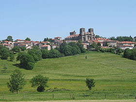 Le vieux bourg avec l'abbatiale Saint-Robert