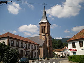 La mairie et l'église, dédiée à saint Sébastien et saint Quirin