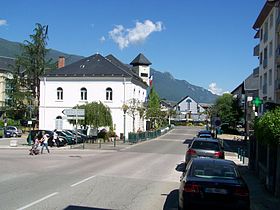 Centre de la commune avec le Mont du Chat en arrière-plan.