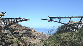 La Réunion - Route des Tamarins - Ravine Fontaine Construction arc.jpg