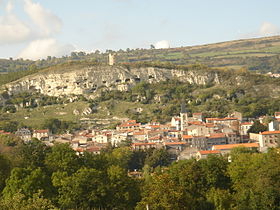 Vue sur la ville de La Roche-Blanche avec ses grottes et sa tour médiévale