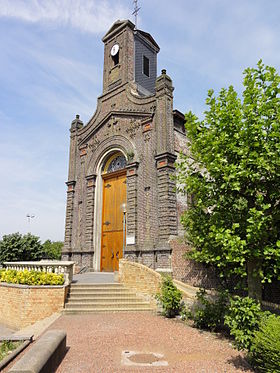 L'église était auparavant un des bâtiments de la fosse La Sentinelle de la Compagnie des mines d'Anzin. Au premier plan, le puits.