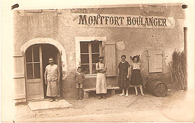 La boulangerie en 1930 sur une carte postale ancienne