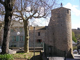 La tour de l'horloge faisant partie de l'ancien château de Fontiers-Cabardès en avril 2009.